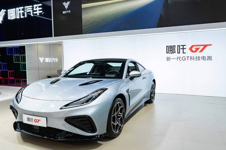 惠州185哪吒汽车在智能汽车领域的表现，领途汽车在新能源汽车市场中的影响力